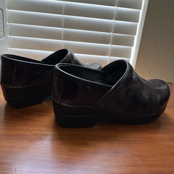 Women’s Dansko Dark blue patterned leather clogs.  Women’s size 36/6 - Picture 8 of 9